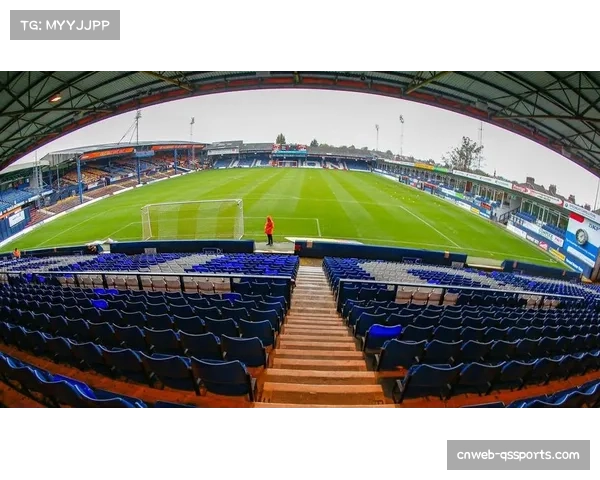 卢顿镇主场凯尼尔沃思路球场因强降雨进行紧急排水作业